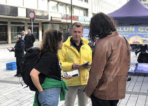 Image for article Düsseldorf, Jerman: Orang-orang Mengecam Penganiayaan terhadap Falun Dafa “Anda Harus Mengungkap Kebohongan PKT”