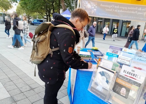 Image for article Orang-orang Di Jerman Menandatangani Petisi untuk Mengakhiri Penganiayaan terhadap Falun Dafa: “Langkah Kecil ke Arah yang Benar”
