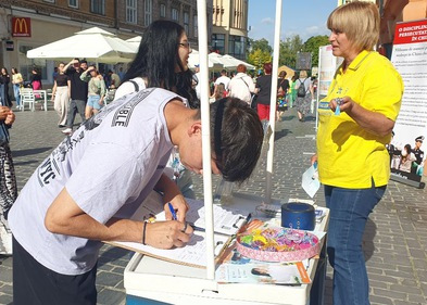 Image for article Brașov, Romania: Memperkenalkan Falun Dafa di Festival Kota Hijau