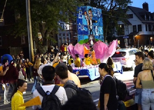 Image for article Universitas Minnesota: Berbagi Sukacita dan Kedamaian dari Falun Dafa di Parade Homecoming
