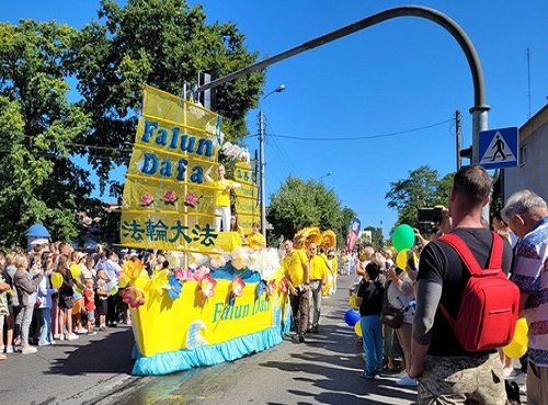 Image for article Polandia: Orang-orang Memuji Falun Dafa Selama Festival Panen