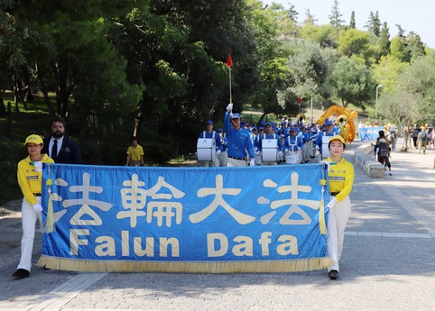 Image for article Yunani: Parade di Athena Memfokuskan Perhatian pada Penganiayaan di Tiongkok