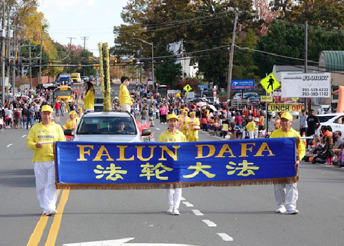 Image for article Virginia: Falun Dafa Disambut Hangat di Parade Annandale