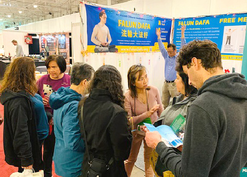 Image for article Kanada: Orang-orang Mempelajari Latihan Falun Dafa pada Acara Natal di Toronto