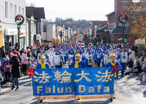 Image for article Toronto, Kanada: Tian Guo Marching Band Bersinar di Tiga Parade Natal