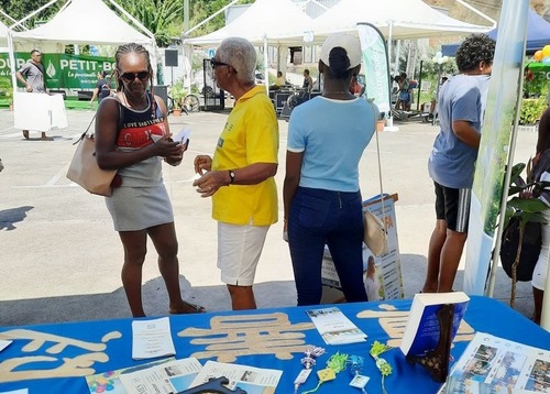 Image for article Guadeloupe: Praktisi Memperkenalkan Falun Dafa dan Mengungkap Penganiayaan
