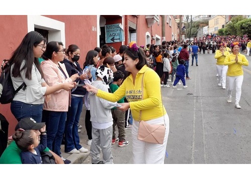 Image for article Meksiko: Falun Dafa Disambut di Parade Pameran Tlaxcala 2023