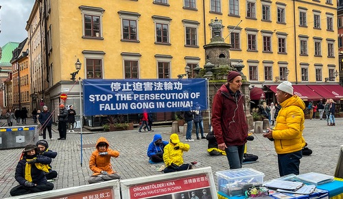 Image for article Swedia: Meningkatkan Kesadaran tentang Falun Dafa Selama Acara Musim Gugur di Stockholm
