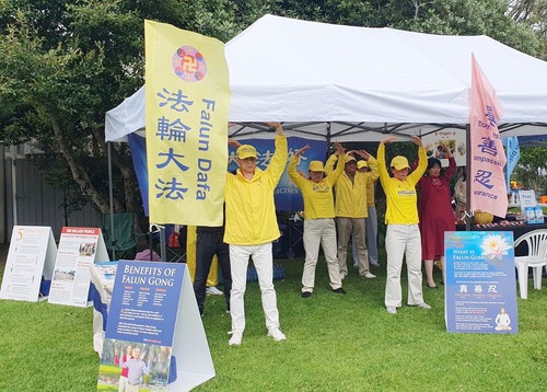 Image for article Selandia Baru: Memperkenalkan Falun Dafa di Festival Mawar Parnell