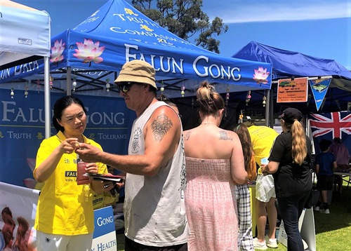 Image for article Australia: Orang-orang Memuji Falun Dafa di Pameran Komunitas Rotary Kwinana