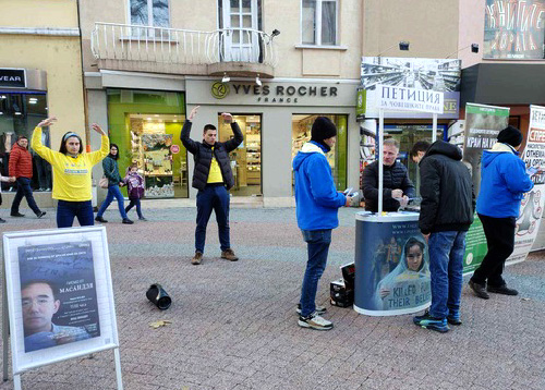 Image for article Bulgaria: Orang-orang Mengecam Penganiayaan terhadap Falun Dafa di Acara Peringatan Hari Hak Asasi Manusia Internasional
