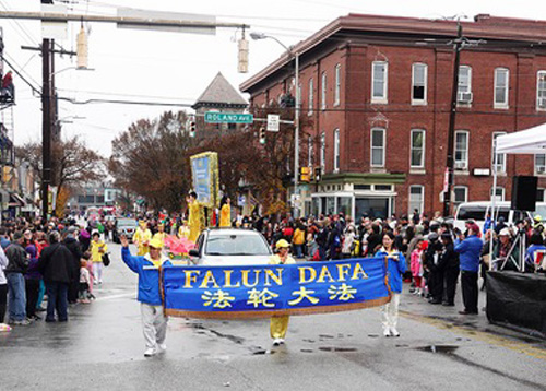 Image for article Baltimore, AS: Praktisi Falun Dafa Berpartisipasi dalam Pawai Natal
