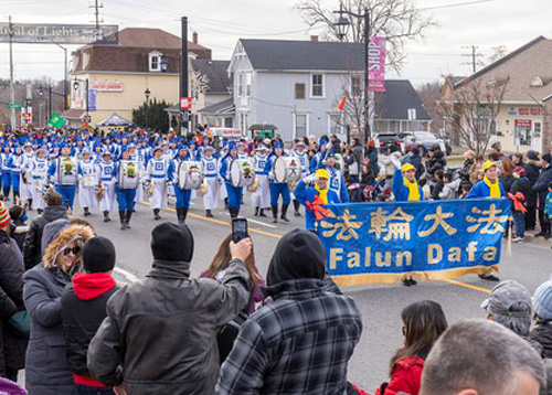 Image for article Toronto, Kanada: Falun Dafa Disambut di Empat Parade Natal