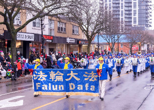 Image for article Toronto, Kanada: Prinsip-prinsip Falun Dafa Memberikan Dampak di Tiga Pawai Natal
