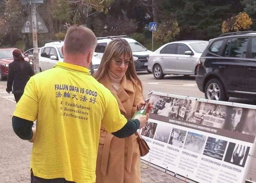 Image for article Bulgaria: Orang-orang Menandatangani Petisi untuk Menyerukan Diakhirinya Penganiayaan pada Peringatan Hari Hak Asasi Manusia