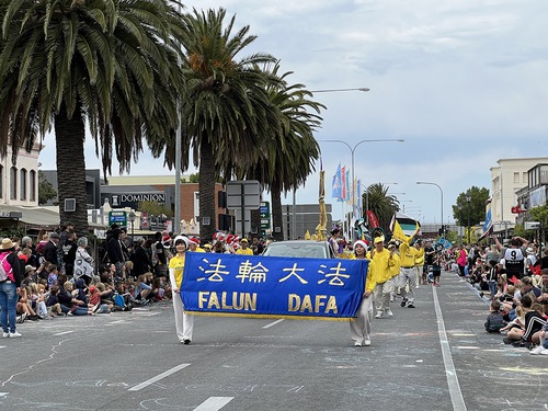Image for article Australia Selatan: Falun Dafa Dikagumi dalam Pawai Natal