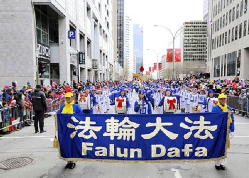 Image for article Montreal, Kanada: Prinsip-prinsip Falun Dafa Dipuji dalam Parade Natal