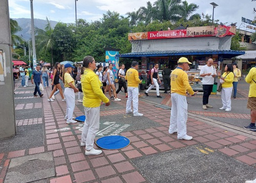 Image for article Kolombia: Prinsip Panduan Falun Dafa bersama Pejalan Kaki Selama Acara di Medellín