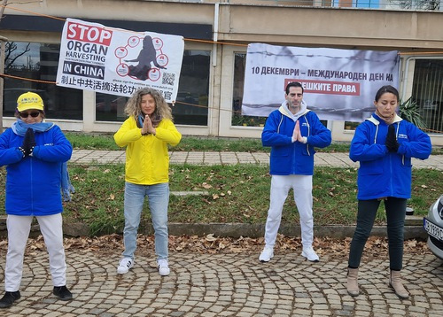 Image for article Bulgaria: Orang-orang Mengecam Penganiayaan PKT Terhadap Falun Dafa di Aksi Damai