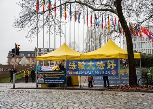 Image for article Prancis: Praktisi Falun Dafa Eropa Memperingati Hari Hak Asasi Manusia Internasional, Meningkatkan Kesadaran akan adanya Penganiayaan di Tiongkok