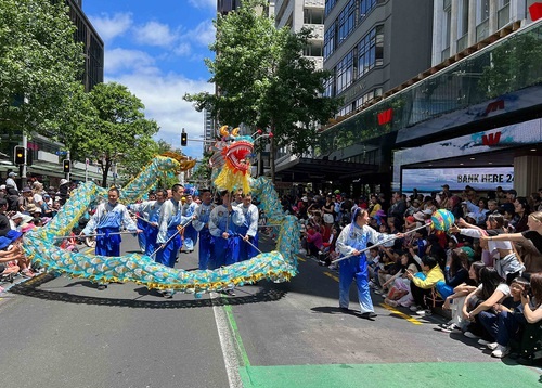 Image for article Auckland, Selandia Baru: Latihan Falun Dafa Mendapat Sambutan Hangat di Tiga Parade Natal