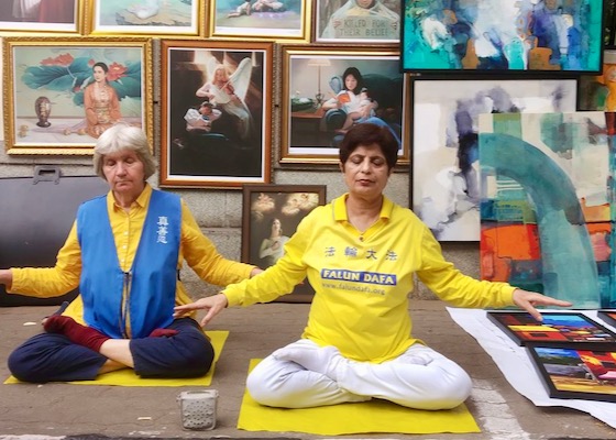 Image for article India: Orang-orang yang Hadir Mempelajari Informasi Falun Dafa Selama Pameran Seni di Bangalore