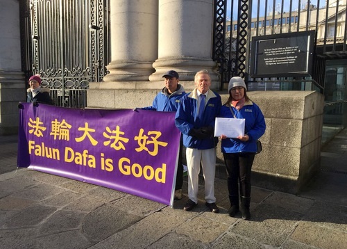 Image for article Irlandia: Praktisi Menyerukan Diakhirinya Penganiayaan terhadap Falun Dafa Selama Kunjungan Kenegaraan Perdana Menteri Tiongkok
