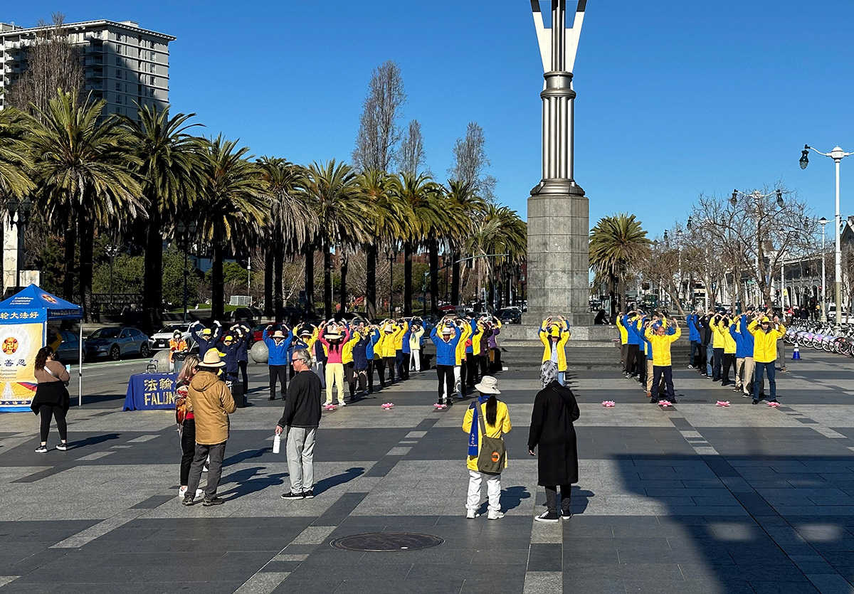 Image for article California: Orang-orang Tertarik Mempelajari Falun Dafa di Acara di San Francisco