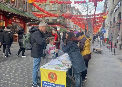 Image for article London, Inggris: Memperkenalkan Falun Dafa di Pecinan Selama Festival Lentera