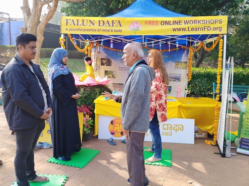 Image for article India: Pengunjung Merasakan Keindahan Falun Dafa di Pertunjukan Bunga Lalbagh