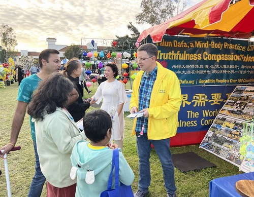 Image for article San Diego, AS: Memperkenalkan Falun Dafa pada Perayaan Tahun Baru Tiongkok