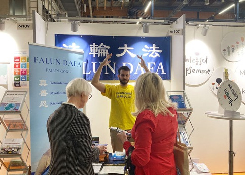 Image for article Finlandia: Praktisi Memperkenalkan Falun Dafa di Pameran Pendidikan Nasional