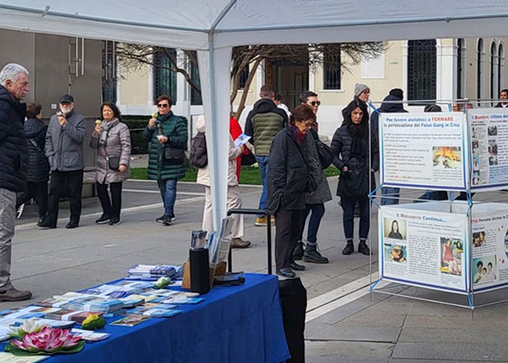 Image for article Italia: Praktisi Memperkenalkan Falun Dafa kepada Penduduk di Banyak Kota