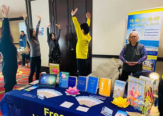 Image for article Toronto, Kanada: Pengunjung Belajar Berlatih Falun Dafa di Pameran