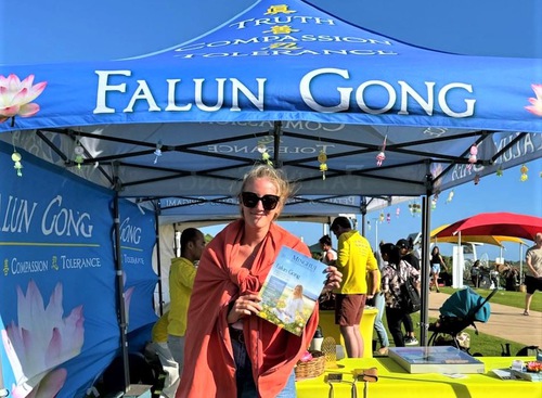 Image for article Australia: Falun Dafa Disambut di Acara Komunitas Coogee Live di Perth