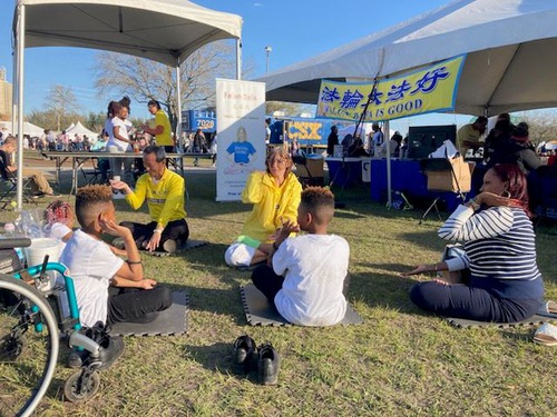 Image for article Florida, AS: Orang-orang Mempelajari Falun Dafa di Perayaan Dunia Bangsa-bangsa