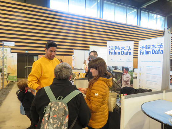 Image for article Perancis: Praktisi Memperkenalkan Falun Dafa di Pameran di Reims