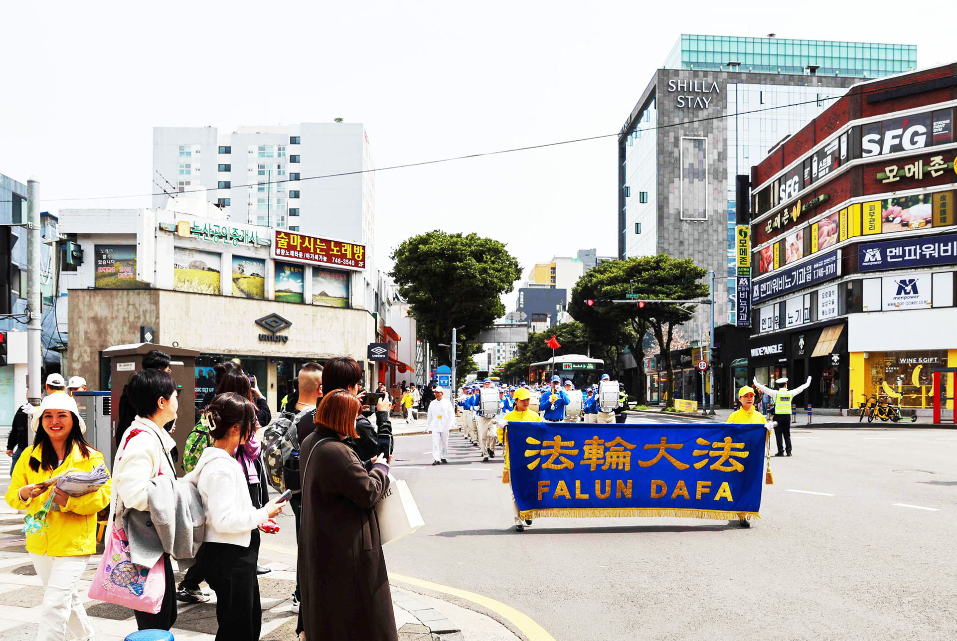 Image for article Pulau Jeju, Korea Selatan: Memperkenalkan Falun Dafa kepada Penduduk dan Wisatawan