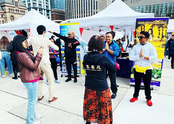 Image for article Toronto, Kanada: Falun Dafa di Festival Hari Anak Internasional Turki