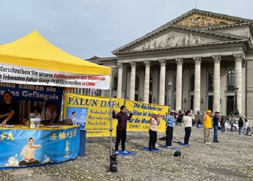 Image for article Jerman: Wisatawan Mengecam Penganiayaan PKT terhadap Falun Gong di Kegiatan Munich