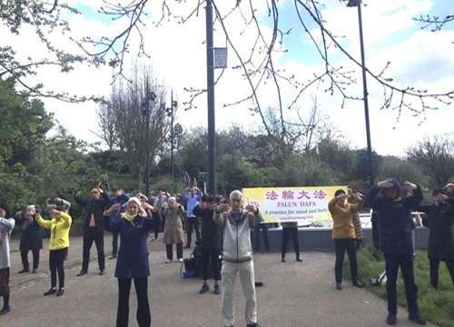 Image for article Inggris: Orang-orang Tersentuh oleh Kedamaian Praktisi Falun Dafa di East London Park