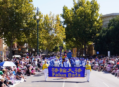 Image for article Bendigo, Australia: Kelompok Falun Dafa Tampil di Pawai Gala Paskah
