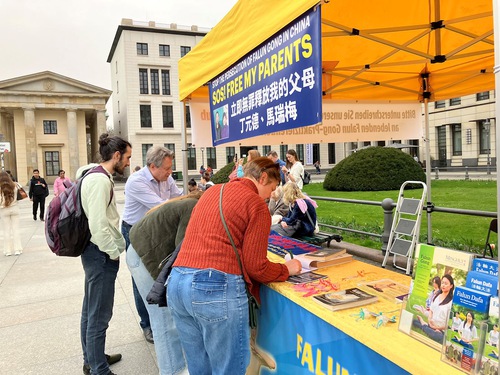 Image for article Berlin, Jerman: Wisatawan Memegang Spanduk Falun Dafa untuk Menunjukkan Dukungan