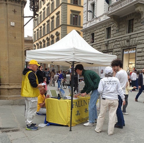 Image for article Italia: Kegiatan di Beberapa Kota Dalam Upaya Memberi Tahu kepada Masyarakat tentang Falun Dafa