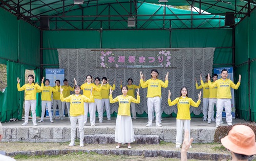 Image for article Jepang: Memperkenalkan Falun Dafa Selama Festival Bunga Sakura