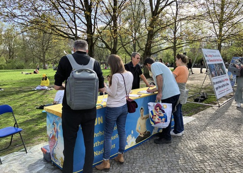 Image for article Berlin, Jerman: Masyarakat Mendukung Falun Gong dan Mengecam Penganiayaan