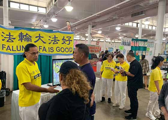 Image for article Hawaii, AS: Praktisi Memperkenalkan Falun Dafa kepada Pengunjung di Pameran Musim Semi