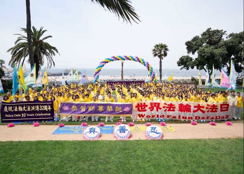 Image for article Los Angeles, AS: Praktisi Merayakan Hari Falun Dafa Sedunia di Pantai Santa Monica