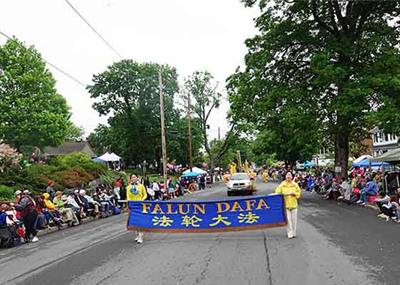 Image for article Virginia, AS: Falun Dafa Disambut di Parade Festival Winchester