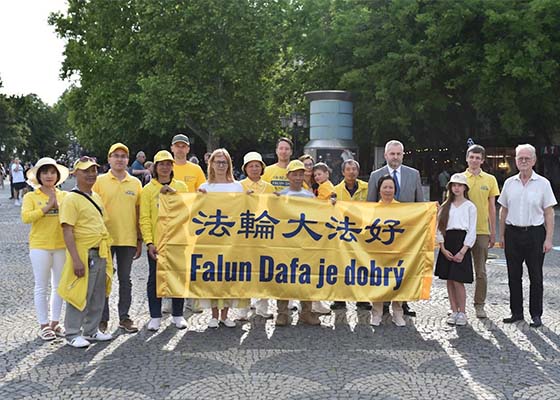 Image for article Slovakia: Perayaan Hari Falun Dafa Sedunia di Bratislava Menarik Dukungan dari Anggota Parlemen dan Masyarakat